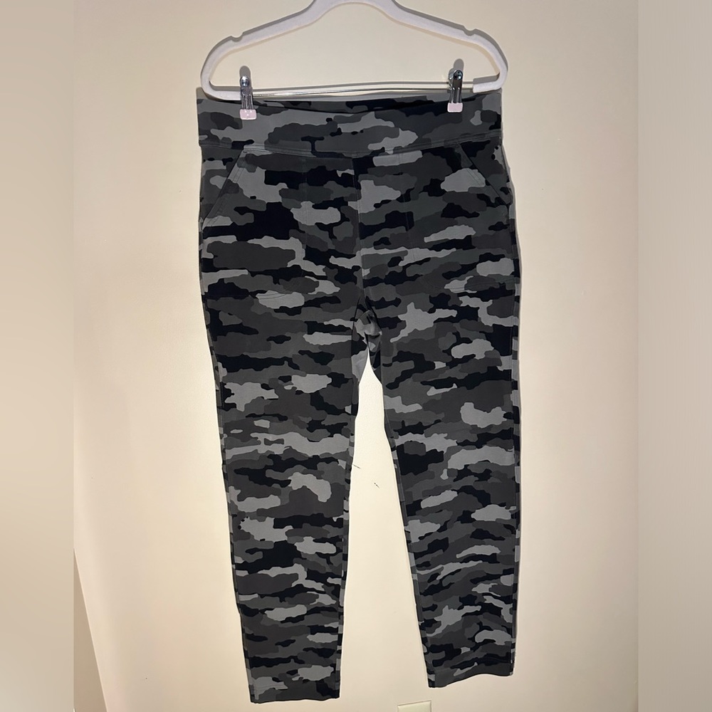 Duluth Trading Co NoGA straight leg Pant in grey Camo size L x 31”